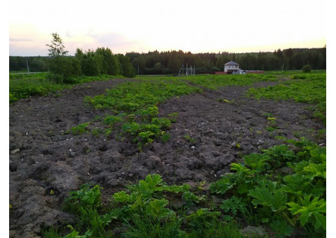 27 соток у водохранилища и леса. Недалеко остановка автобуса, магазины и т. д.