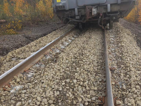 Фото поезда из Мурманска в Петербург. который сошел с рельсов в Мурманской области 21 сентября 2022 г. 21 сентября 2022 .